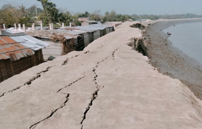 আশাশুনিতে মরিচ্চাপের বেড়িবাঁধে ভয়াবহ ভাঙন, আতঙ্কে এলাকাবাসী